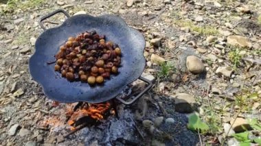 Kızartma tavasında et Doğada ateşte