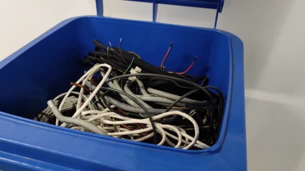 Ecología. Clasificación de basura. Reciclaje de residuos. Clasificación de residuos industriales. Alambres y cables en un contenedor azul. — Vídeos de Stock