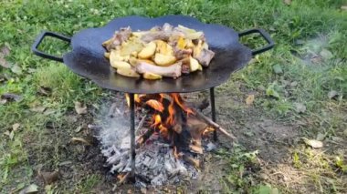 Kızartma tavasında et Doğada ateşte