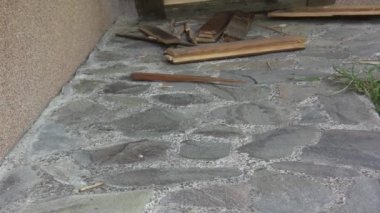 Kapıyı söküyorum, kapı düşüyor, kapıyı hırsızlar kırıyor.