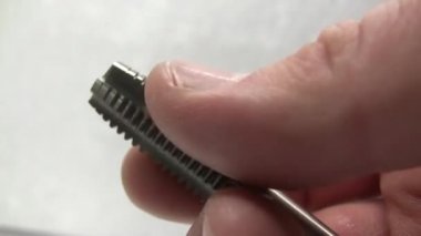 İplikleri kesmek için iplikler. Eldeki alet. Bir başlık aracının sunumu.