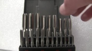 İplikleri kesmek için iplikler. Çilingir atölyesi. Bir başlık aracının sunumu.