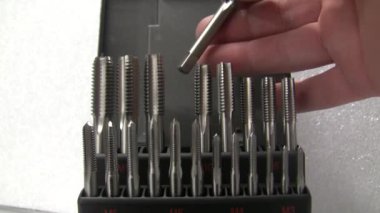 İplikleri kesmek için iplikler. Çilingir atölyesi. Bir başlık aracının sunumu.