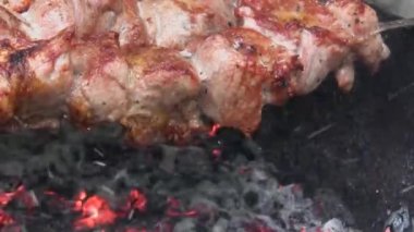 Şişte şişler. Izgarada barbekü. Barbekü