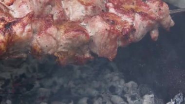 Şişte şişler. Izgarada barbekü. Barbekü