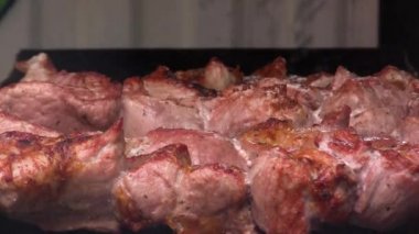 Şişte şişler. Izgarada barbekü. Barbekü