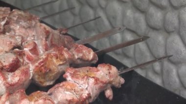 Şişte şişler. Izgarada barbekü. Barbekü