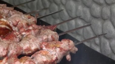 Şişte şişler. Izgarada barbekü. Barbekü
