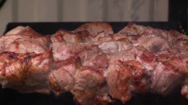 Şişte şişler. Izgarada barbekü. Barbekü