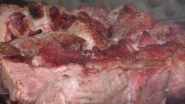 Şişte şişler. Izgarada barbekü. Barbekü