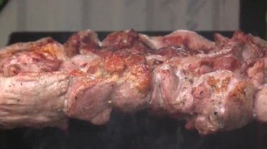 Şişte şişler. Izgarada barbekü. Barbekü
