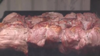 Şişte şişler. Izgarada barbekü. Barbekü