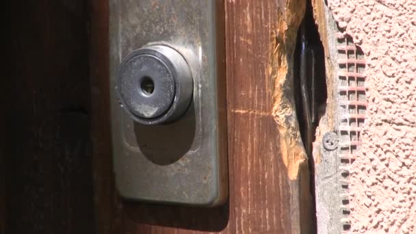 Σπάζοντας Πόρτες Και Κλειδαριές Εγκληματικότητα Άνοιξε Την Παλιά Πόρτα — Αρχείο Βίντεο