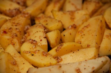 Fırında patates. Altın doku. Patatesler fırında.