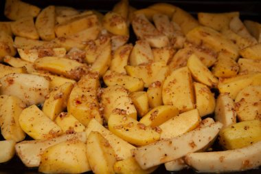 Fırında patates. Altın doku. Patatesler fırında.