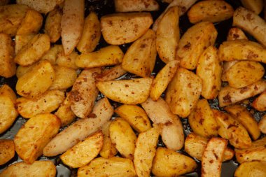 Fırında patates. Altın doku. Patatesler fırında.