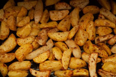 Fırında patates. Altın doku. Patatesler fırında.