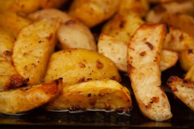 Fırında patates. Altın doku. Patatesler fırında.
