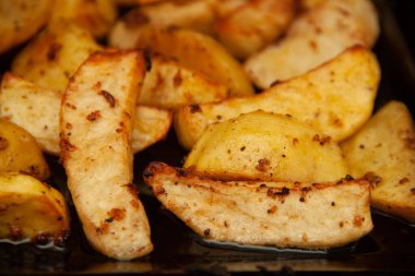 Fırında patates. Altın doku. Patatesler fırında.