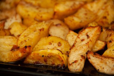 Fırında patates. Altın doku. Patatesler fırında.