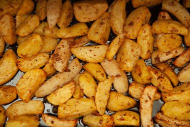 Fırında patates. Altın doku. Patatesler fırında.