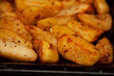 Fırında patates. Altın doku. Patatesler fırında.