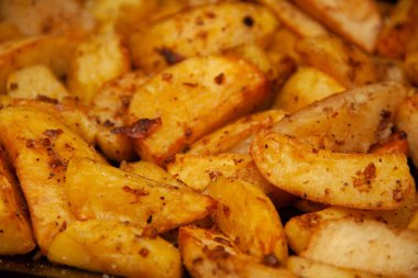 Fırında patates. Altın doku. Patatesler fırında.