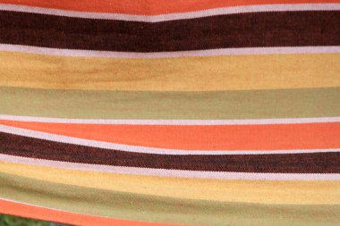 Arka planda çok renkli dalgalı çizgili kumaş dokusu