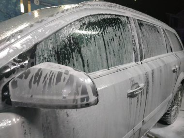 Araba lavaboda. Köpüklü araba. Dikiz aynası..