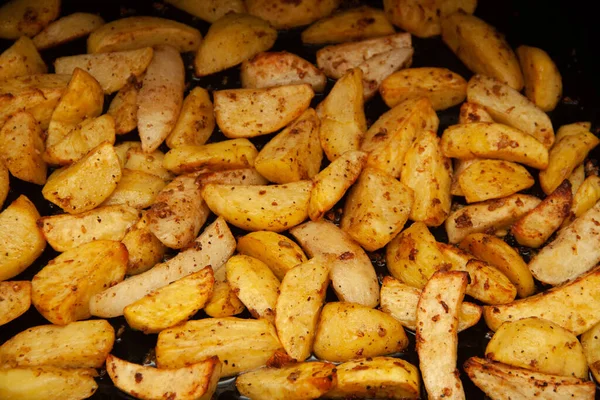 烤土豆金色的质感锅里的土豆 — 图库照片