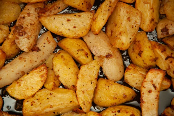 烤土豆金色的质感锅里的土豆 — 图库照片