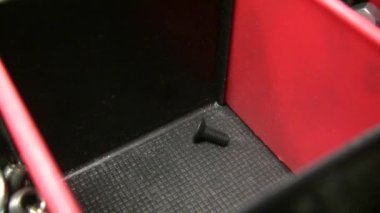 Sürgüler düşüyor. Fasteners. Onarım ve bakım.