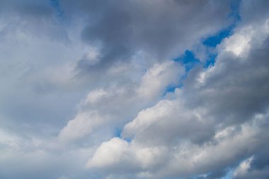 Güneşli bir günde mavi gökyüzünde bulutlar. Güneşli gökyüzü arkaplanı.