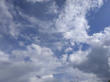 Güneşli bir günde mavi gökyüzünde bulutlar. Güneşli gökyüzü arkaplanı.