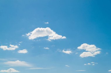 Güneşli bir günde mavi gökyüzünde bulutlar. Güneşli gökyüzü arkaplanı.