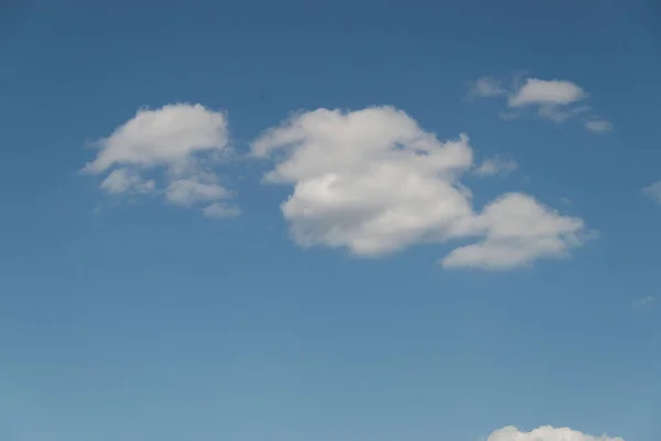Σύννεφα Στον Γαλάζιο Ουρανό Μια Ηλιόλουστη Μέρα Ηλιόλουστο Φόντο — Φωτογραφία Αρχείου