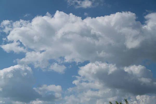 Wolken Blauen Himmel Einem Sonnigen Tag Sonniger Himmel Hintergrund — Stockfoto