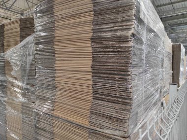 Mukavva fabrikası, karton depo. Paketlenmiş karton.