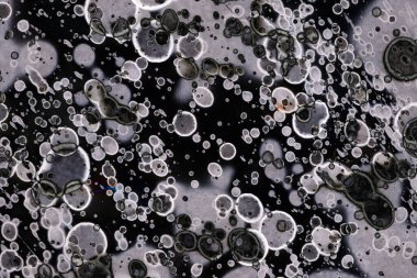 Karanlık soyut dokulu arka planlar. Lekeler ve lekeler. Alkol mürekkebi.