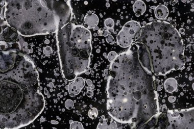 Karanlık soyut dokulu arka planlar. Lekeler ve lekeler. Alkol mürekkebi.