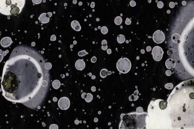 Karanlık soyut dokulu arka planlar. Lekeler ve lekeler. Alkol mürekkebi.