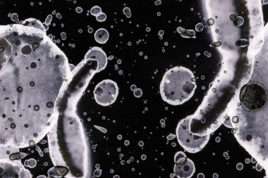 Karanlık soyut dokulu arka planlar. Lekeler ve lekeler. Alkol mürekkebi.