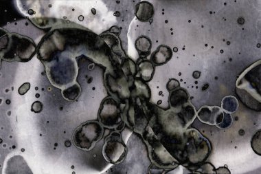 Karanlık soyut dokulu arka planlar. Lekeler ve lekeler. Alkol mürekkebi.