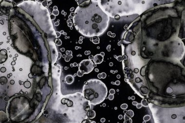 Karanlık soyut dokulu arka planlar. Lekeler ve lekeler. Alkol mürekkebi.