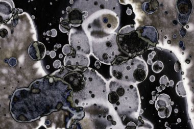 Karanlık soyut dokulu arka planlar. Lekeler ve lekeler. Alkol mürekkebi.