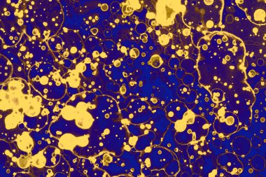 Soyut mavi sarı arka plan. Lekeler ve kabarcıklar. Alkol mürekkebi sanatı. Sembol.