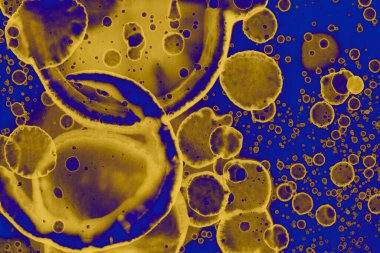 Soyut mavi sarı arka plan. Lekeler ve kabarcıklar. Alkol mürekkebi sanatı. Sembol.