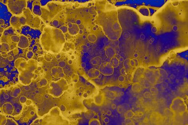 Soyut mavi sarı arka plan. Lekeler ve kabarcıklar. Alkol mürekkebi sanatı. Sembol.