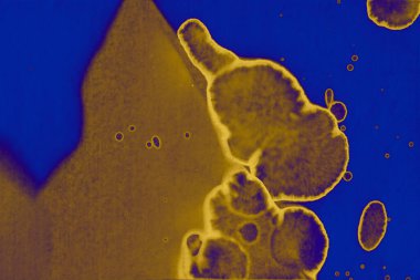 Soyut mavi sarı arka plan. Lekeler ve kabarcıklar. Alkol mürekkebi sanatı. Sembol.