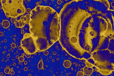 Soyut mavi sarı arka plan. Lekeler ve kabarcıklar. Alkol mürekkebi sanatı. Sembol.